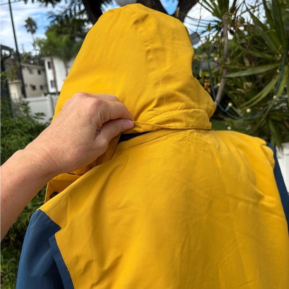 Liquid Ski/ Snowboard/ Snow Jacket, Insulated, Detachable Hood, Size Large - Picture 3 of 9